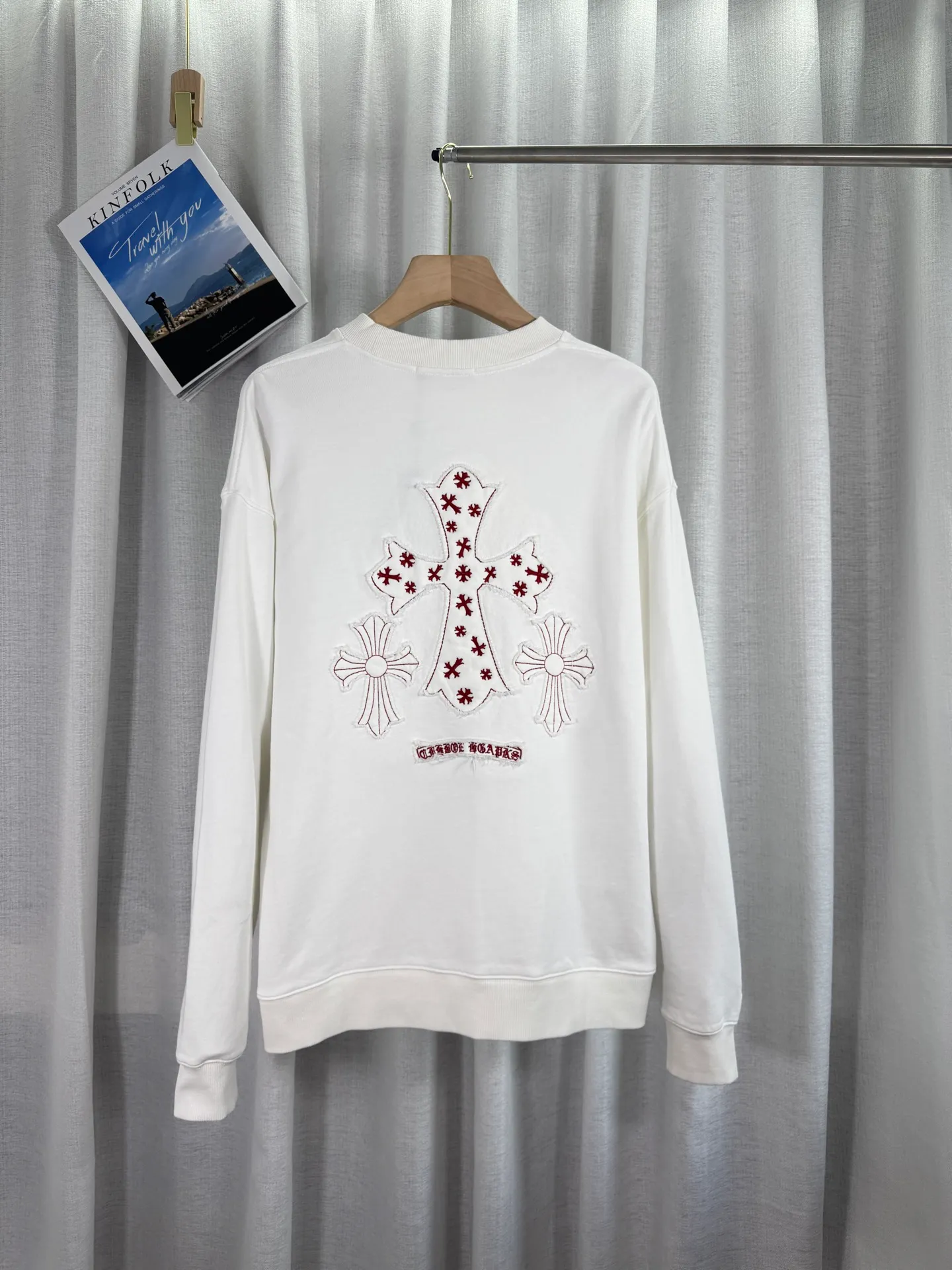 P260 top version, real shot without P, ​​different from market currency) 𝗖𝗵𝗿𝗼𝗺𝗲 𝗛𝗲𝗮𝗿𝘁𝘀/Cro Heart 2025 washed patch embroidery autumn and winter new original single counter American laser burnt 3D three-dimensional color embroidered couple casual sweatshirt 👑The highest version! Customized fabric 420g tripe terry fabric! American acid-washed and distressed original fabric laser burnt ✟appliqué embroidery and exquisite embroidery of letters! The best-selling model in the counter, very comfortable to wear. Accessories: original molded and authenticated collar label➕100% silk wash label. Genuine purchase-grade original hangtag➕matching hanging rope➕3D hanging beads➕original packaging bag. Craftsmanship: The original version has consistent wiring! The highest version of the armhole matching technique! Color: White Black Size: S M L XL Style Number: 25-316